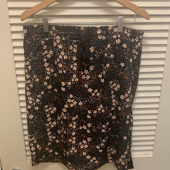 black pencil skirt with light pink flowers. Drawstring & small slits on the side - Picture 2 of 4